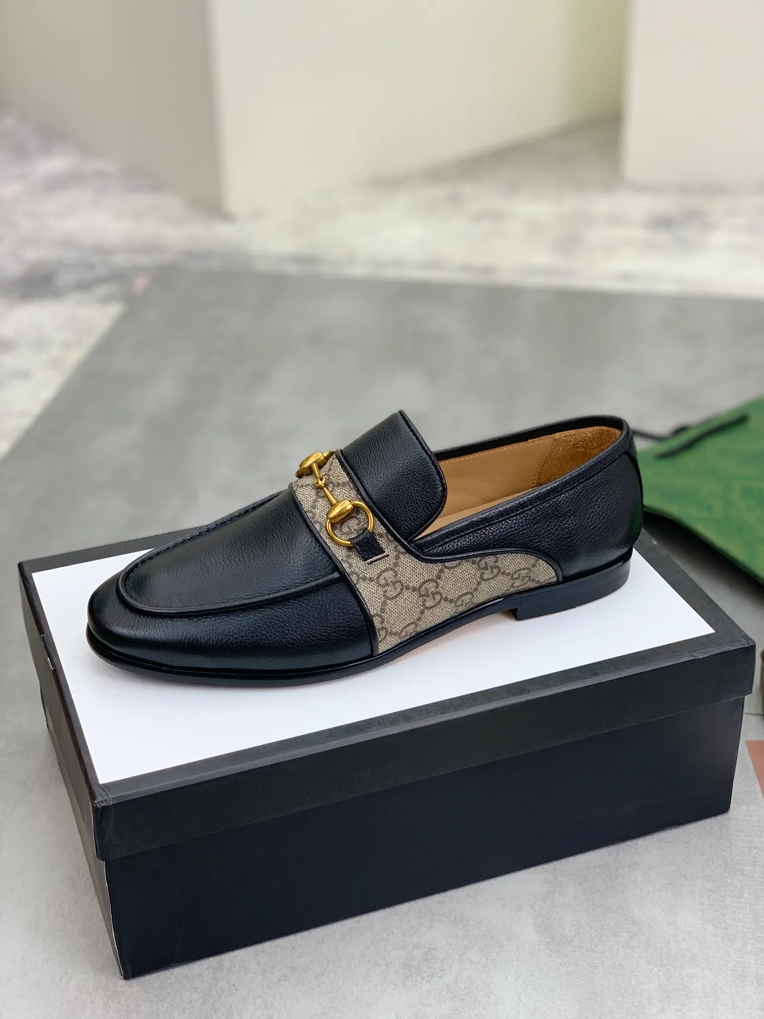 Men's shoes 💰P580 💰[New model] Genuine leather outsole series 🆘Water-dyed cow lining [GUCCI] Gucci leather shoes, top purchasing men's 2023 counters are on sale simultaneously, top-grade original calfskin imported from Italy ➕ first-layer cowhide lining) original factory special original sole, fine workmanship, impeccable 👍 You can go in and out of the counter at will; the real thing is super beautiful, code number: 38 to 45 black Brown 🉑️Choose a full set of packaging at the counter